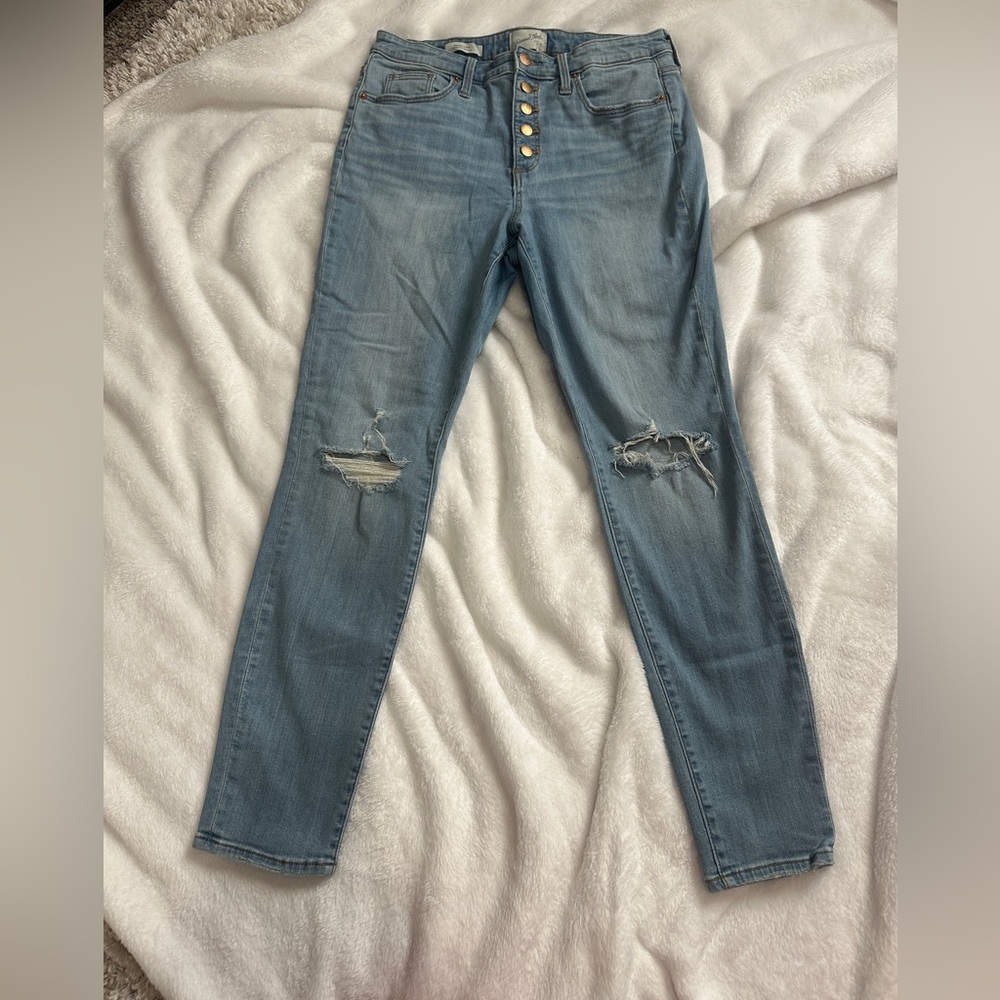 Universal Thread Skinny Distressed Jeans size 10